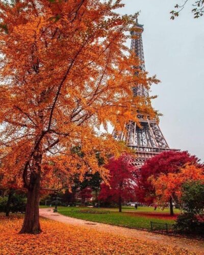 Eifell tower in the fall